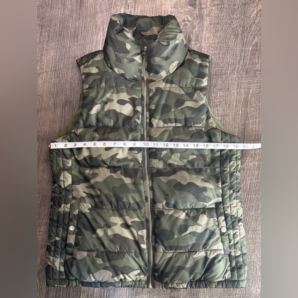 Old Navy Puffer Vest Camouflage Women's Size Small - Picture 3 of 9
